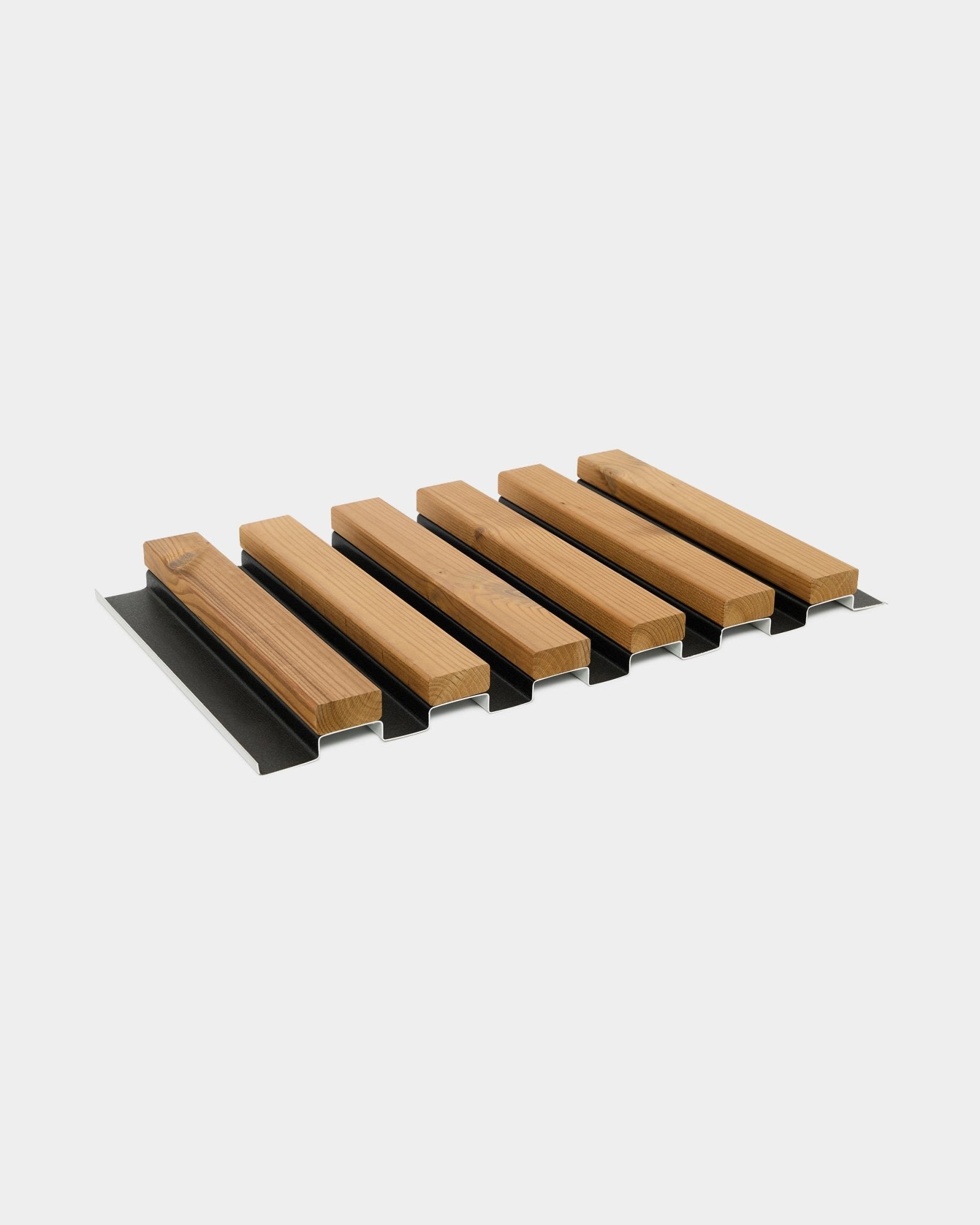 Aluwood gevelpaneelstaal van WoodUpp, afwerking in brown, 45,7 x 27 cm, met afwisselende houten latten en black metalen stroken op een witte achtergrond.